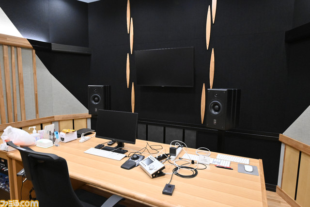 【ホロライブ】カバーの新スタジオに突撃。部屋ひとつだけで950万円のカメラ×100台の総額約10億円。メンバーたちの壁画(サイン)の全貌をお届け