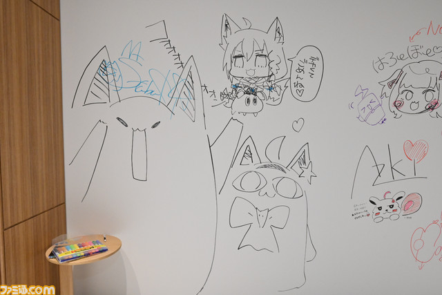 【ホロライブ】カバーの新スタジオに突撃。部屋ひとつだけで950万円のカメラ×100台の総額約10億円。メンバーたちの壁画(サイン)の全貌をお届け
