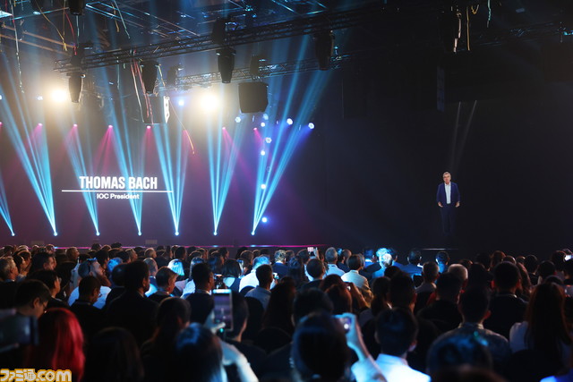 【現地取材】歴史的“eスポーツのオリンピック”がシンガポールで開幕! ど派手な開会式にはシンガポールのバーチャル大統領も登場