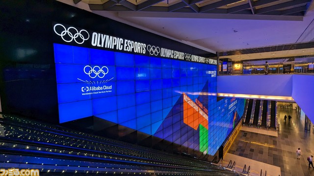 【現地取材】歴史的“eスポーツのオリンピック”がシンガポールで開幕! ど派手な開会式にはシンガポールのバーチャル大統領も登場