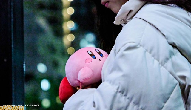 『星のカービィ』温かくなる手のひらサイズのふわふわぬいぐるみが登場。充電式カイロを入れてやさしく包むと幸せな気分に