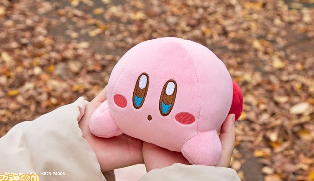 『星のカービィ』温かくなる手のひらサイズのふわふわぬいぐるみが登場。充電式カイロを入れてやさしく包むと幸せな気分に