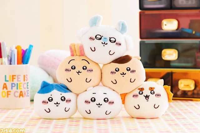 『ちいかわ』たちに全身で“なる”着ぐるみが発売されるも即完売。ほかにもぬいぐるみカードホルダーや「乗れません」のれんといった新商品が続々登場