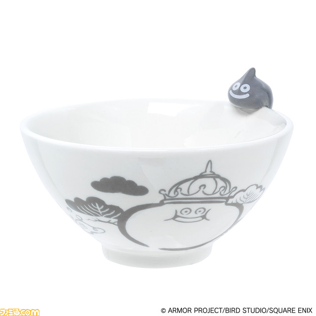『ドラクエ』スライムが食を見守る“飯碗”が発売決定。食べきって底面をのぞき込めば“ちいさなメダル”を発見できる