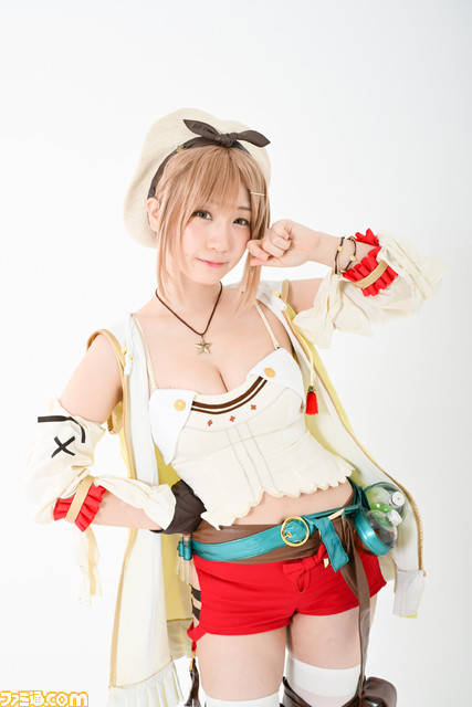 伊織もえさんが初代ライザのコスプレを披露！ アニメ『ライザのアトリエ』放送記念グラビア＆インタビュー