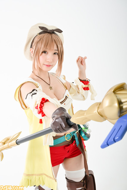 伊織もえさんが初代ライザのコスプレを披露！ アニメ『ライザのアトリエ』放送記念グラビア＆インタビュー