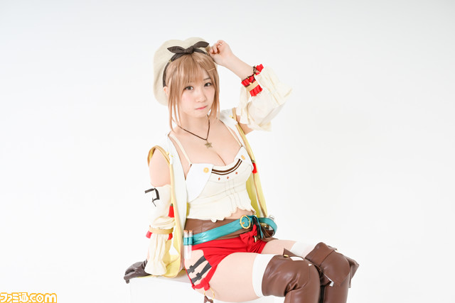 伊織もえさんが初代ライザのコスプレを披露！ アニメ『ライザのアトリエ』放送記念グラビア＆インタビュー