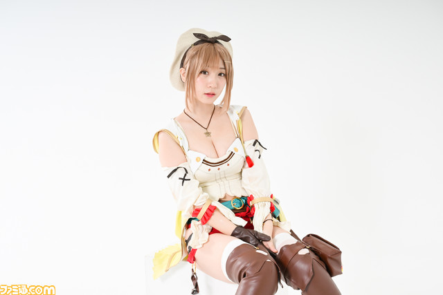 伊織もえさんが初代ライザのコスプレを披露！ アニメ『ライザのアトリエ』放送記念グラビア＆インタビュー