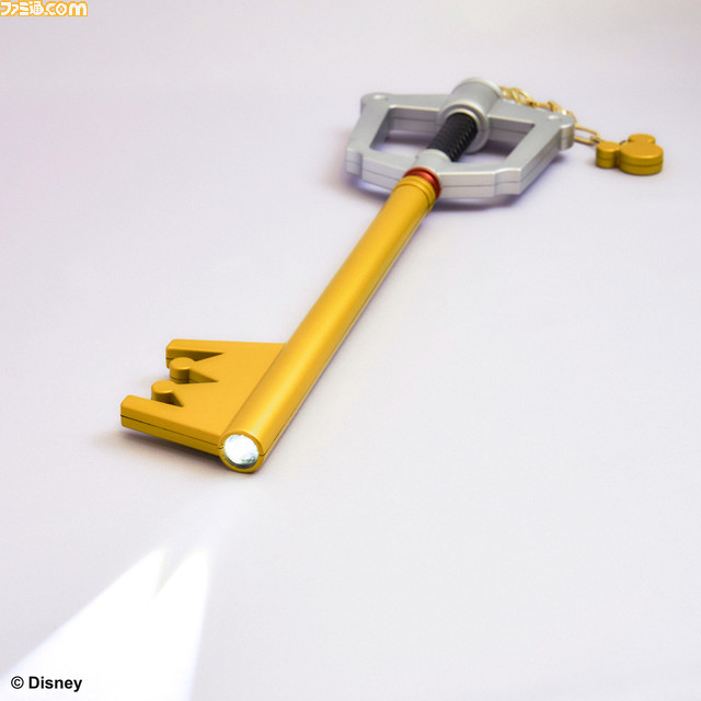 『キングダム ハーツ』手持ちサイズのキーブレードが2024年2月24日に発売決定。鍵穴マークが照射されるライト付きのキングダムチェーン