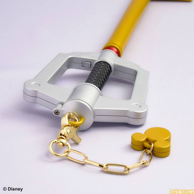 『キングダム ハーツ』手持ちサイズのキーブレードが2024年2月24日に発売決定。鍵穴マークが照射されるライト付きのキングダムチェーン