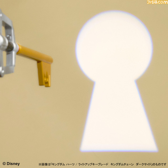 『キングダム ハーツ』手持ちサイズのキーブレードが2024年2月24日に発売決定。鍵穴マークが照射されるライト付きのキングダムチェーン