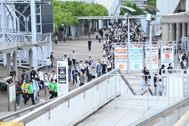 東京ゲームショウ2023の一般日がついに開幕。4年ぶりに幕張メッセ全館を利用したゲームの祭典は、早朝からゲームファンで長蛇の列が！【TGS2023】