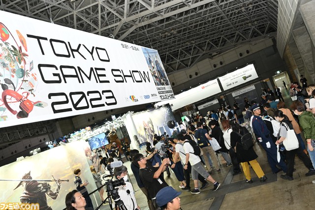 東京ゲームショウ2023の一般日がついに開幕。4年ぶりに幕張メッセ全館を利用したゲームの祭典は、早朝からゲームファンで長蛇の列が！【TGS2023】