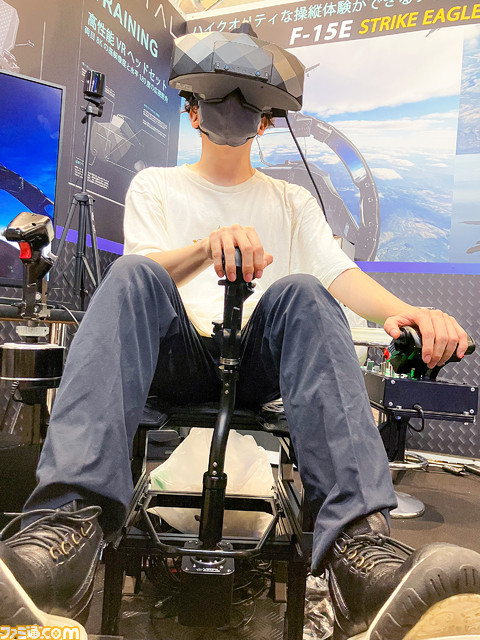 銃で撃たれる感覚を味わいたくないか。東京ゲームショウのVR会場を自分の足で歩いて、米空軍の訓練用機材で戦闘機を操縦。VR展示おすすめスポット【TGS2023】
