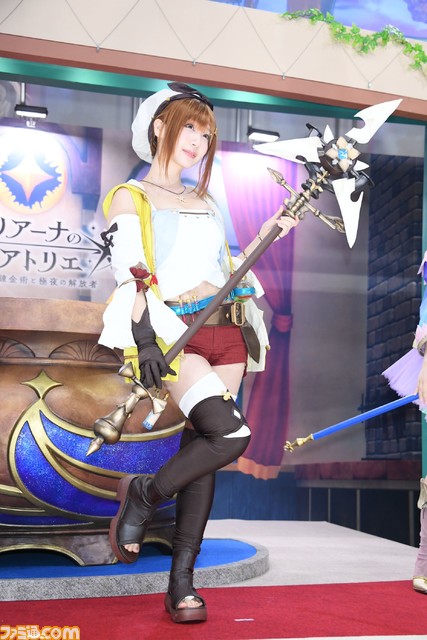 『レスレリアーナのアトリエ』公式コスプレイヤーがブースに集結！ kipiさん（レスナ）、シスルさん（ヴァレリア）、伊織もえさん（ライザ）ら6人が撮影会を開催【TGS2023】