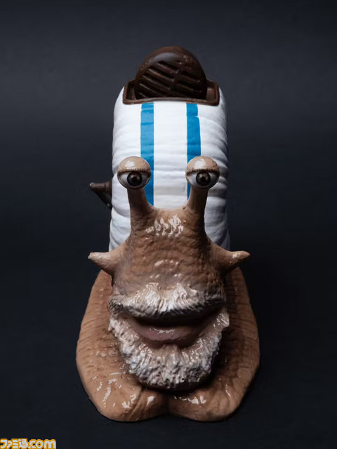 実写版『ONE PIECE』のリアルな電伝虫が貯金箱に。ヌメっとした皮膚の質感や、殻に埋め込まれたダイヤルを精巧に再現