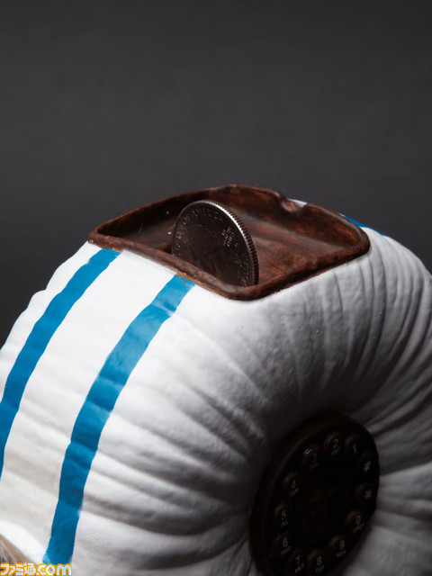 実写版『ONE PIECE』のリアルな電伝虫が貯金箱に。ヌメっとした皮膚の質感や、殻に埋め込まれたダイヤルを精巧に再現