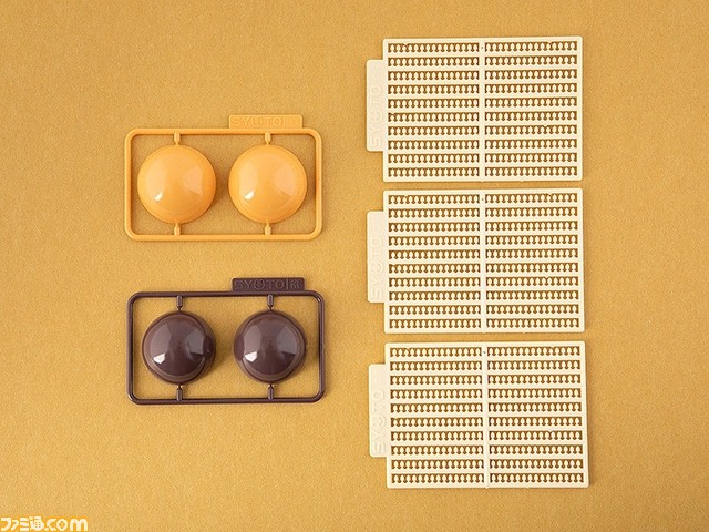 【驚異の900粒】ごま団子を完全再現したプラモデル“ごま団子プラモ”が2024年3月に発売。ただひたすらに、ゴマを無心で付けていく