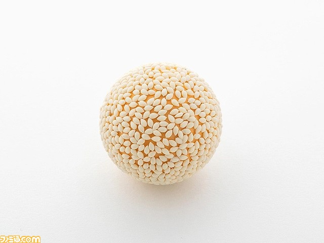 【驚異の900粒】ごま団子を完全再現したプラモデル“ごま団子プラモ”が2024年3月に発売。ただひたすらに、ゴマを無心で付けていく