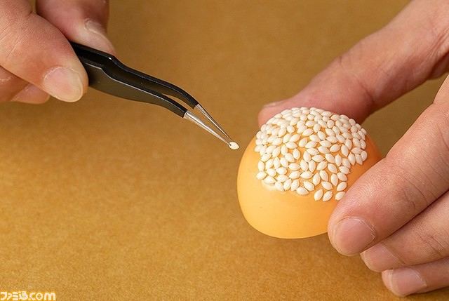 【驚異の900粒】ごま団子を完全再現したプラモデル“ごま団子プラモ”が2024年3月に発売。ただひたすらに、ゴマを無心で付けていく