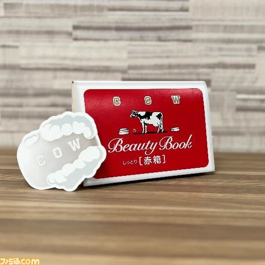 『牛乳石鹸』赤箱と青箱のブックカバーが全国の協力書店にて数量限定で配布。挟んだら大きくて目立つ石けん型のしおりも登場