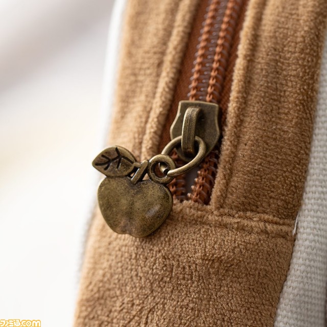 『天空の城ラピュタ』再現度の高すぎるパズーのカバンが明日（10/28）発売。ジブリ飯の定番である目玉焼きの乗ったパンを再現したポーチもリニューアル