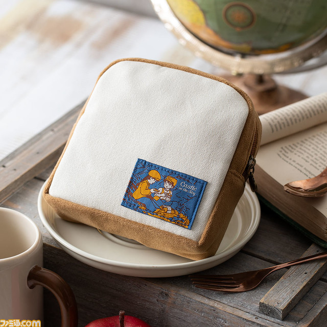 『天空の城ラピュタ』再現度の高すぎるパズーのカバンが明日（10/28）発売。ジブリ飯の定番である目玉焼きの乗ったパンを再現したポーチもリニューアル