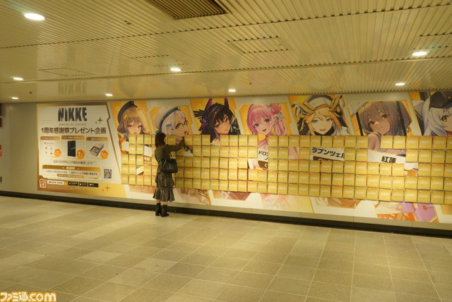 【NIKKE】無料でアクリルスタンドがもらえる、ピールオフ広告が東京と大阪に出現中。写真をツイートするとパーカーがもらえるキャンペーンも【ニケ】