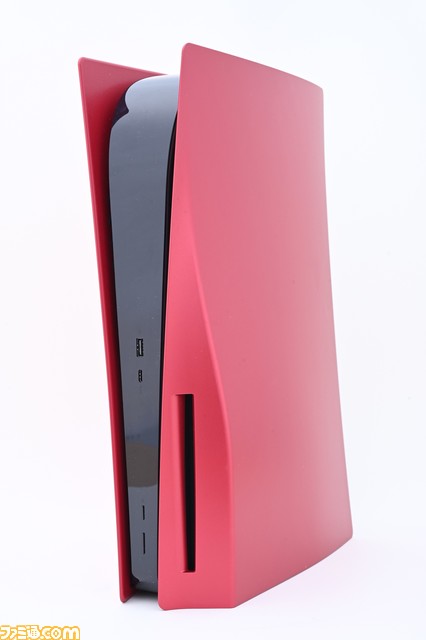 PS5本体カバーとコントローラー“DualSense”の新色“DEEP EARTH COLLECTION”のレッド&ブルーが編集部に到着。メタリックPS5カッコイイ!