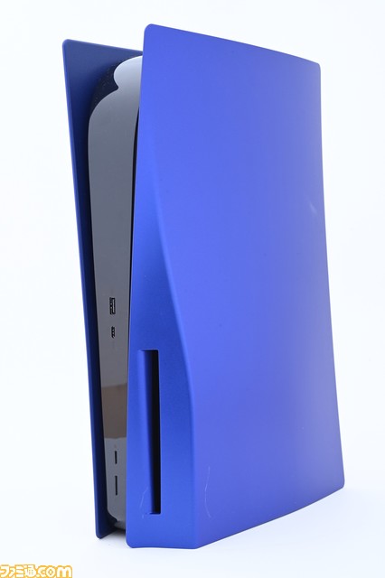 PS5本体カバーとコントローラー“DualSense”の新色“DEEP EARTH COLLECTION”のレッド&ブルーが編集部に到着。メタリックPS5カッコイイ!