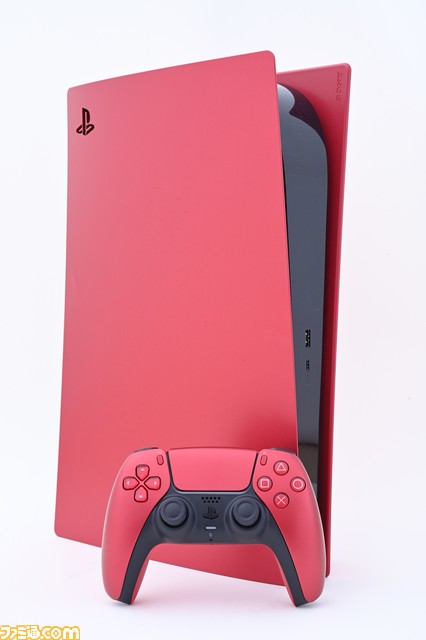 PS5本体カバーとコントローラー“DualSense”の新色“DEEP EARTH COLLECTION”のレッド&ブルーが編集部に到着。メタリックPS5カッコイイ!