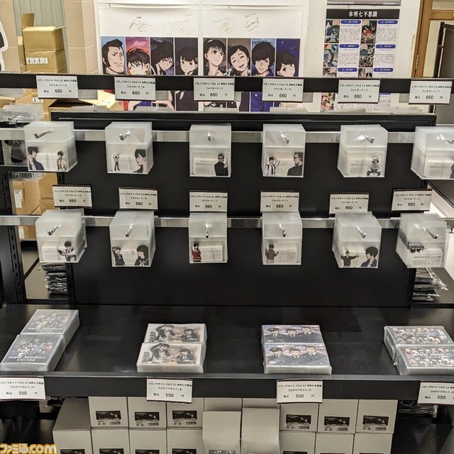 『パラノマサイト』ポップアップストアが本日(11/3)より神戸マルイで開催。興家彰吾らのアクスタや缶バッジ、なめどりのステッカーなどを販売