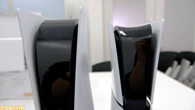 新型PS5比較まとめ。価格やサイズ、重さ、入出力端子の違い、ディスクドライブの取り外し方などを前モデルの写真と合わせてお届け