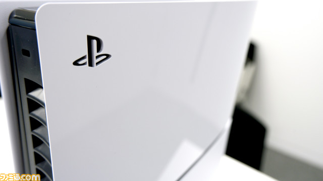 新型PS5比較まとめ。価格やサイズ、重さ、入出力端子の違い、ディスクドライブの取り外し方などを前モデルの写真と合わせてお届け