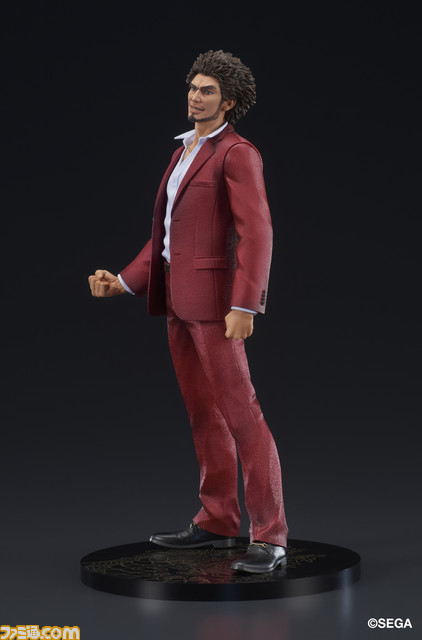 『龍が如く』春日一番がフィギュア化。バットを持った差し替え腕パーツ付き。限定特典として龍魚がデザインされたミニ屏風も付属