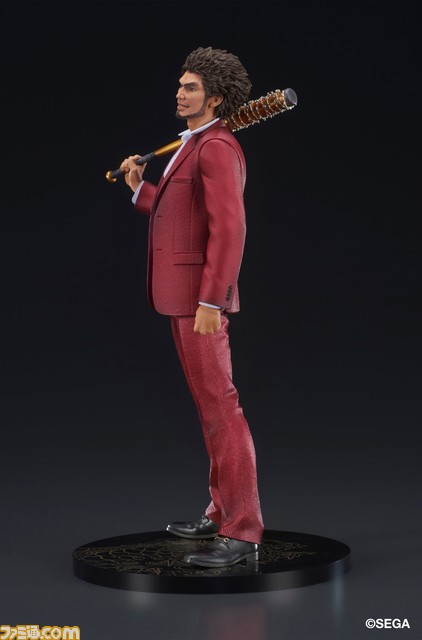 『龍が如く』春日一番がフィギュア化。バットを持った差し替え腕パーツ付き。限定特典として龍魚がデザインされたミニ屏風も付属