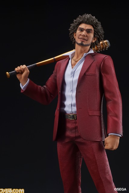 『龍が如く』春日一番がフィギュア化。バットを持った差し替え腕パーツ付き。限定特典として龍魚がデザインされたミニ屏風も付属