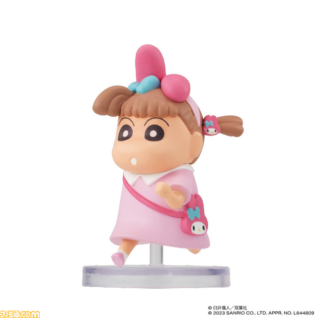 『クレヨンしんちゃん』×サンリオのコラボフィギュアが全国のガチャポンで11月中旬発売。しんちゃんとキティちゃんがペアルックに