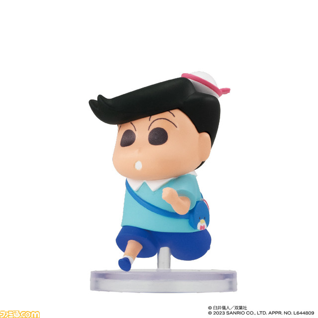 『クレヨンしんちゃん』×サンリオのコラボフィギュアが全国のガチャポンで11月中旬発売。しんちゃんとキティちゃんがペアルックに