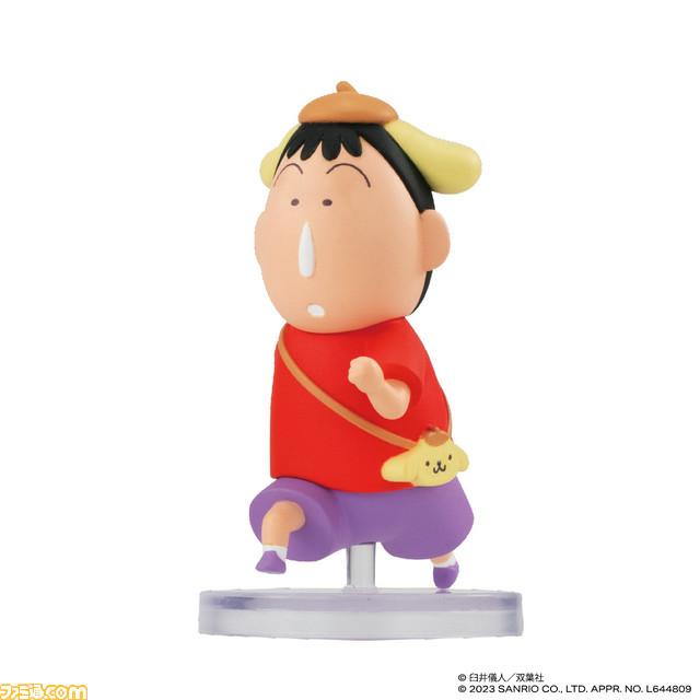 『クレヨンしんちゃん』×サンリオのコラボフィギュアが全国のガチャポンで11月中旬発売。しんちゃんとキティちゃんがペアルックに