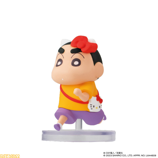『クレヨンしんちゃん』×サンリオのコラボフィギュアが全国のガチャポンで11月中旬発売。しんちゃんとキティちゃんがペアルックに
