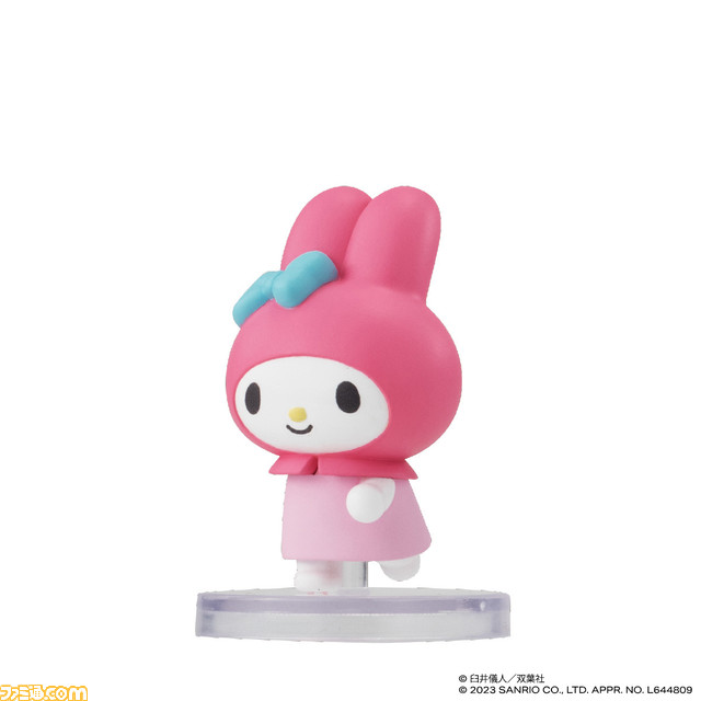 『クレヨンしんちゃん』×サンリオのコラボフィギュアが全国のガチャポンで11月中旬発売。しんちゃんとキティちゃんがペアルックに