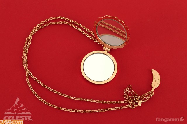 『Celeste』ストロベリーパイをイメージたミラーロケットが本日(11/9)発売。高級感のあるミラーロケットと羽のチャームが特徴的なアイテム