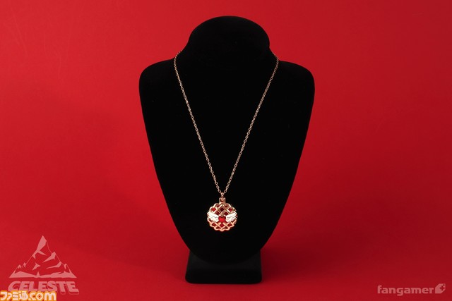 『Celeste』ストロベリーパイをイメージたミラーロケットが本日(11/9)発売。高級感のあるミラーロケットと羽のチャームが特徴的なアイテム