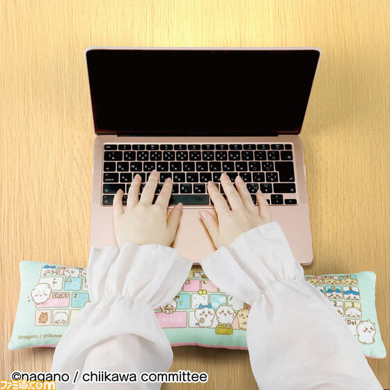 ちいかわといっしょにデスクワークできるPCクッションが登場。えんぴつを握るキリリ顔のちいかわに癒される。アームレストには草むしり検定5級の参考書も