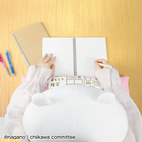 ちいかわといっしょにデスクワークできるPCクッションが登場。えんぴつを握るキリリ顔のちいかわに癒される。アームレストには草むしり検定5級の参考書も