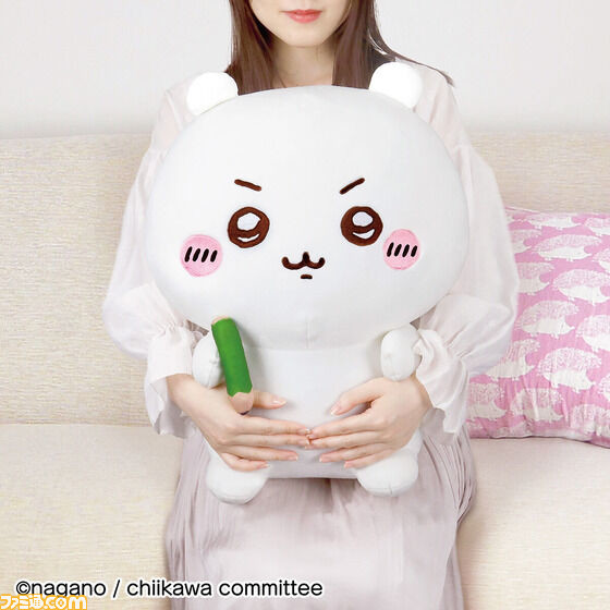 ちいかわといっしょにデスクワークできるPCクッションが登場。えんぴつを握るキリリ顔のちいかわに癒される。アームレストには草むしり検定5級の参考書も