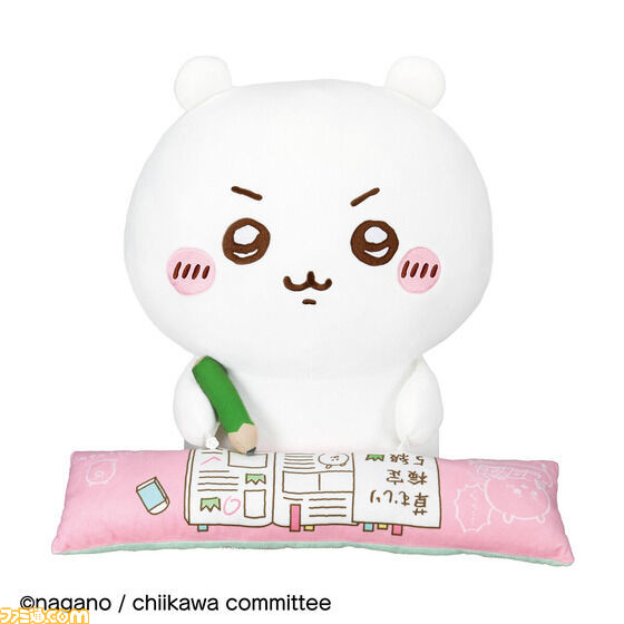 ちいかわといっしょにデスクワークできるPCクッションが登場。えんぴつを握るキリリ顔のちいかわに癒される。アームレストには草むしり検定5級の参考書も