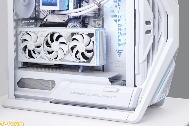X字のフレームがカッコいいASUS ROG フルタワーサイズPCケースの白色モデルが登場。E-ATXマザーボードや460ミリのビデオカードに対応