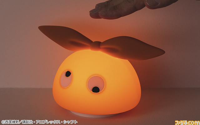 『物語シリーズ』八九寺真宵のリュックをイメージした布団収納袋などインテリア雑貨が登場。忍野忍のミニ扇風機、斧乃木余接のシリコンライトも販売